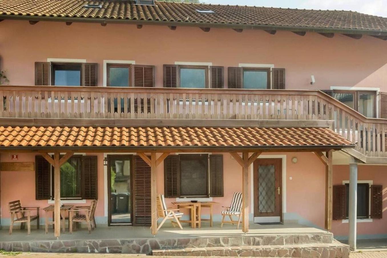 House Maharac With 3 Apartments Till 18 Persons 캄노 외부 사진
