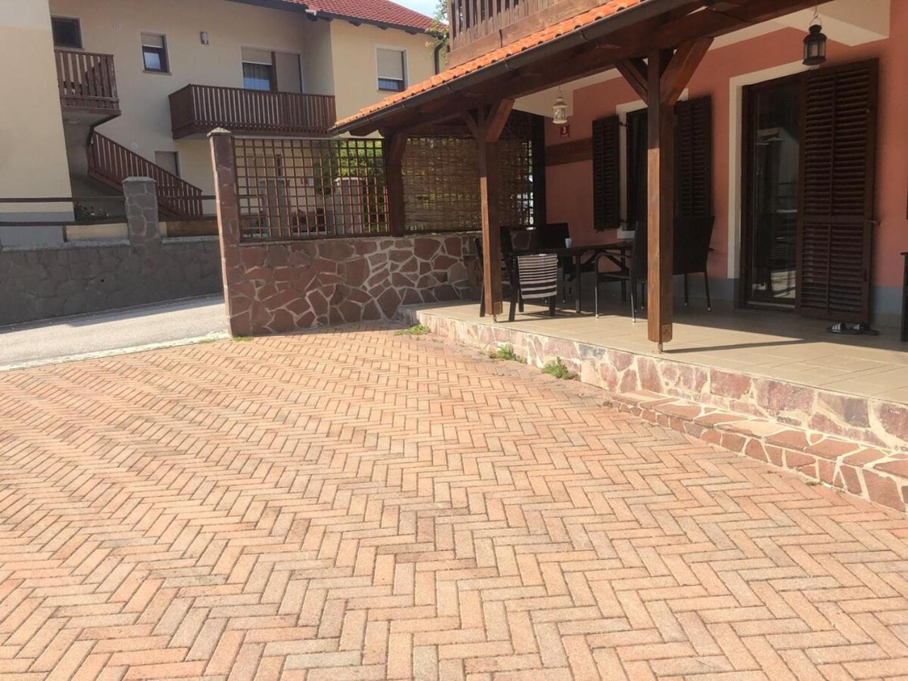 House Maharac With 3 Apartments Till 18 Persons 캄노 외부 사진