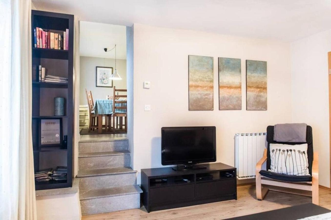 House Maharac With 3 Apartments Till 18 Persons 캄노 외부 사진